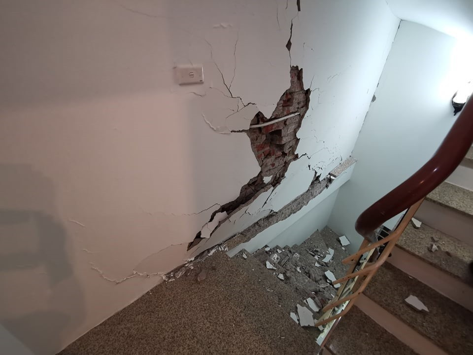 Vụ nổ ảnh hưởng đến các hộ nhà bên. (Ảnh: Thành Đạt/TTXVN)