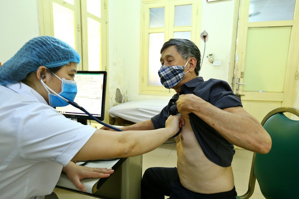 Ông Nguyễn Viết La (quê ở Nam Định) đến khám tại khoa Tim Mạch, sáng 11/5/2020. (Ảnh: Minh Quyết/TTXVN)