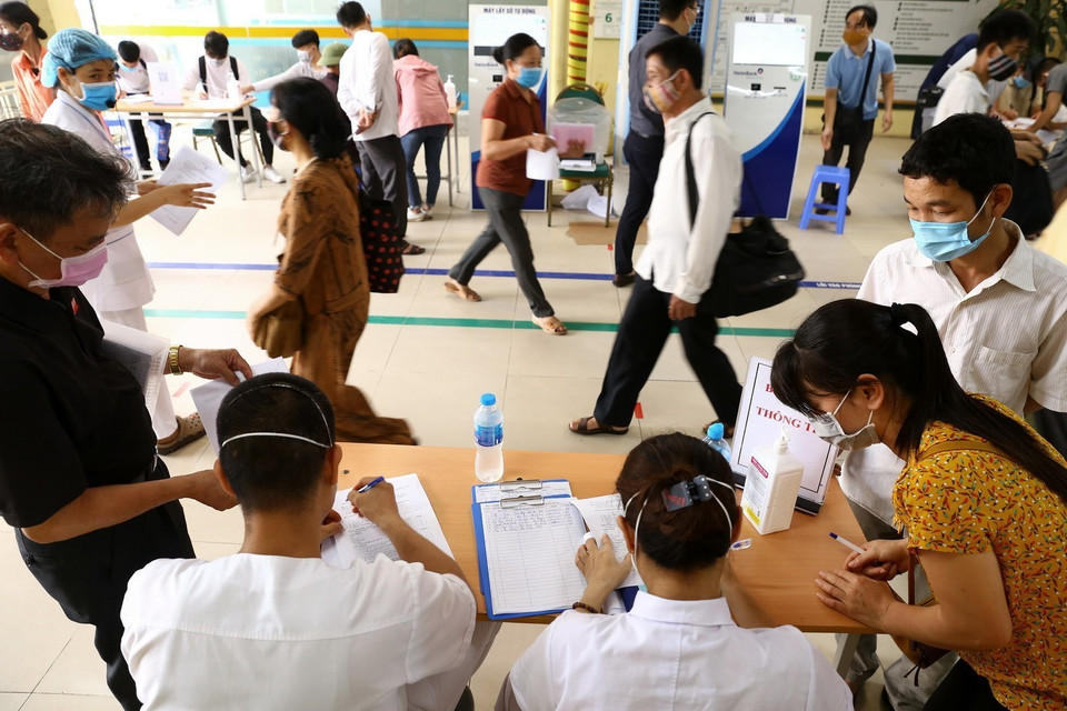 Khu vực khai báo y tế đối với bệnh nhân và người nhà khi đến Bệnh viện Bạch Mai. (Ảnh: Minh Quyết/TTXVN)