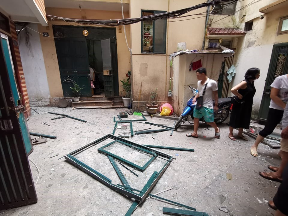 Vụ nổ gây vỡ cửa kính các hộ xung quanh. (Ảnh: Thành Đạt/TTXVN)