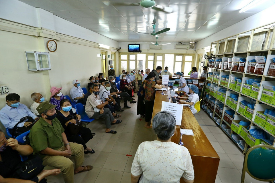 Người dân chờ khám tại khoa Tim Mạch, Bệnh viện Bạch Mai sáng 11/5/2020. (Ảnh: Minh Quyết/TTXVN)