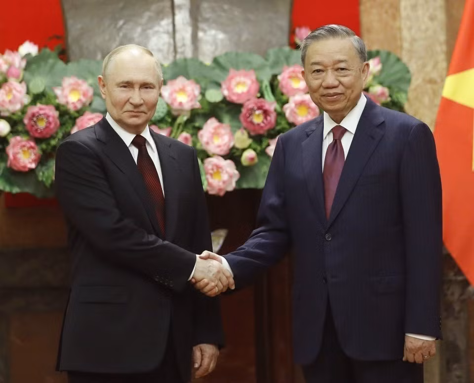 Chủ tịch nước Tô Lâm và Tổng thống Liên bang Nga Vladimir Putin chụp ảnh chung. (Ảnh: Nhan Sáng/TTXVN)