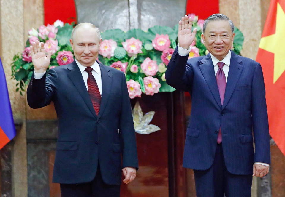 Chủ tịch nước Tô Lâm và Tổng thống Liên bang Nga Vladimir Putin chụp ảnh chung. (Ảnh: Nhan Sáng/TTXVN)