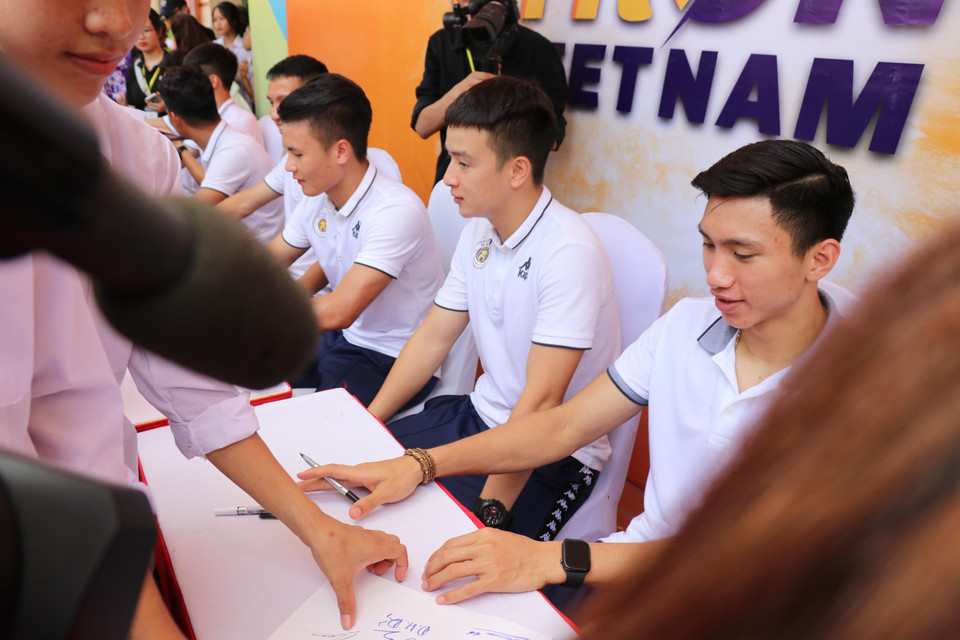 Văn Hậu nhận được sự quan tâm rất lớn của người hâm mộ sau khi anh chuyển đến thi đấu tại Hà Lan.