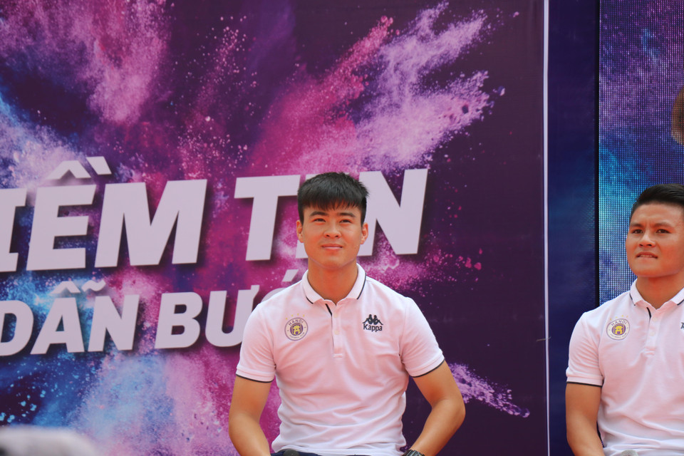 Hậu vệ Đỗ Duy Mạnh khá hiền lành trong buổi giao lưu cùng các fan nhí...