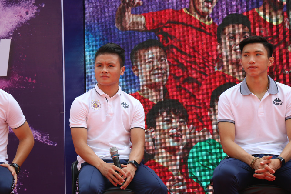 Tuy nhiên, tiền vệ sinh năm 1997 tỏ ra bối rối và từ chối trả lời người hâm mộ khi được hỏi về bạn gái. 