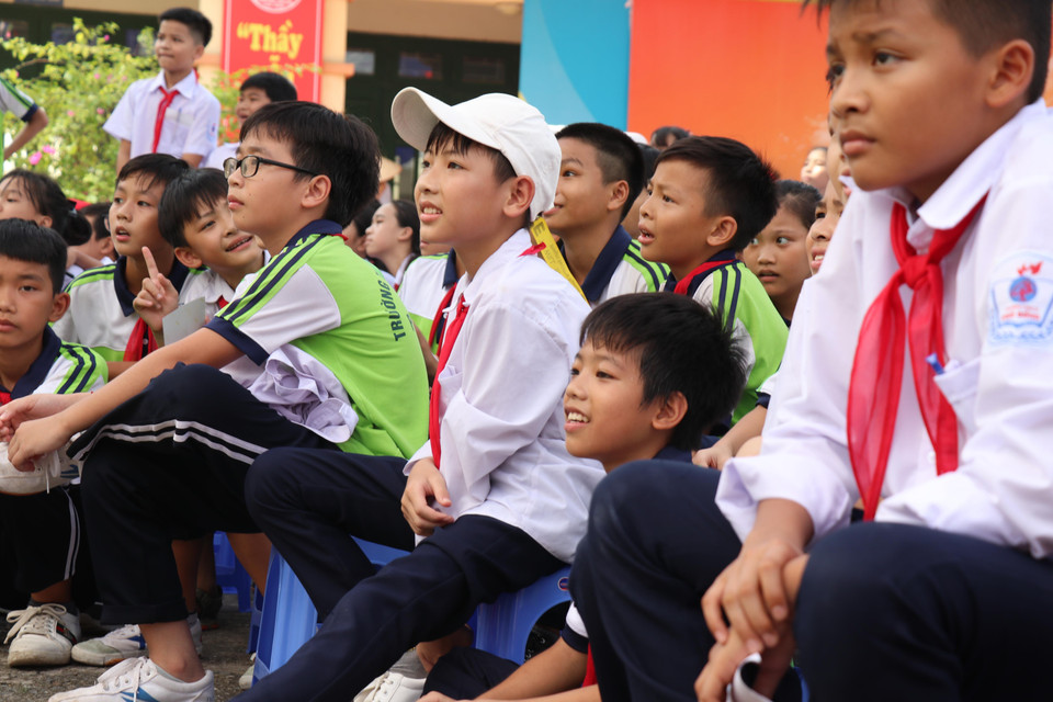 Các em học sinh trường THCS Phù Đổng háo hức khi được chứng kiến tận mắt những thần tượng của mình...