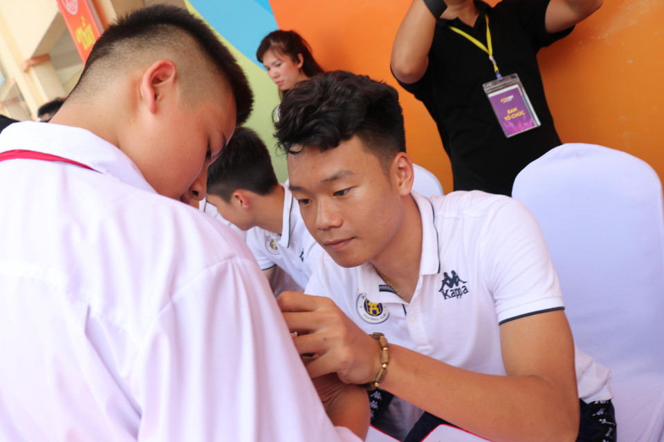 Kết thúc buổi giao lưu, các cầu thủ đã ký tặng cho các fan hâm mộ nhí.