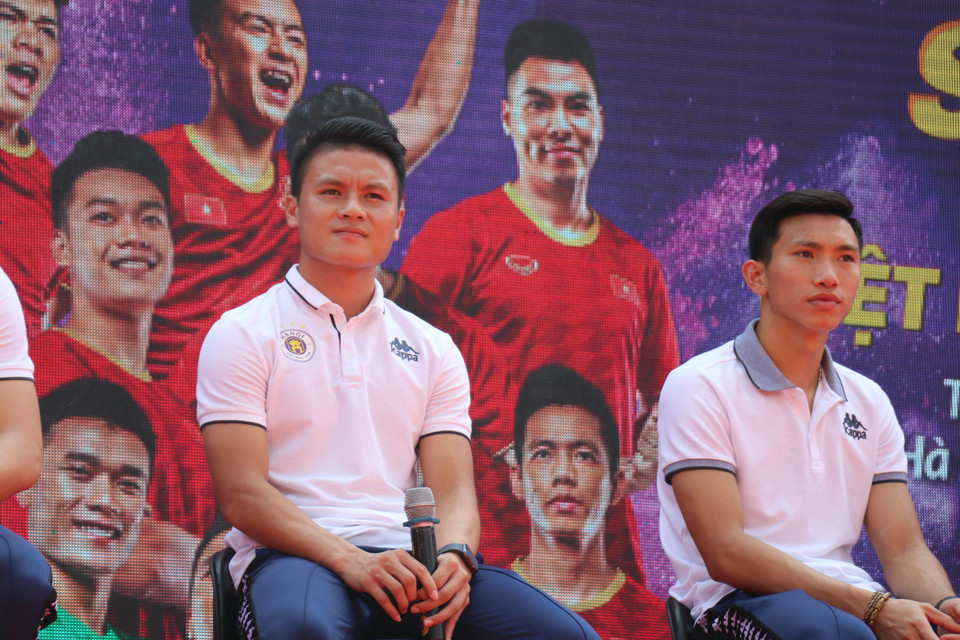 Sáng 7/9, Đoàn Văn Hậu, Quang Hải và các cầu thủ của Hà Nội FC đã có buổi giao lưu thú vị cùng các học sinh trường THCS Phù Đổng trong chương trình mang tên Strong Vietnam do Tập đoàn T&amp;T đứng ra tổ chức.