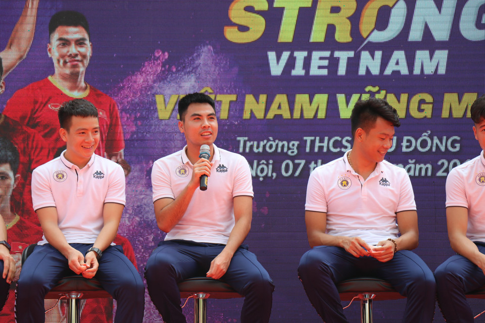 Trong khi đó, Đức Huy khá vui vẻ khi trả lời câu hỏi của các em học sinh.