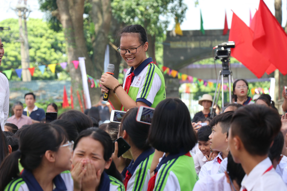...và đưa ra những câu hỏi khá bất ngờ dành cho các ngôi sao.
