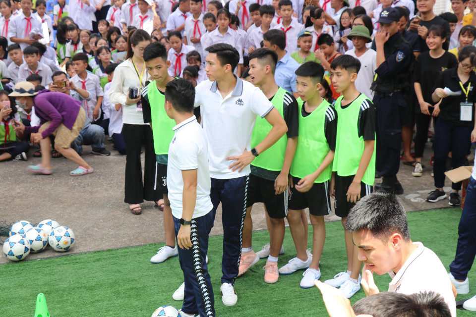 Sau đó các cầu thủ đã có buổi giao lưu bóng đá...