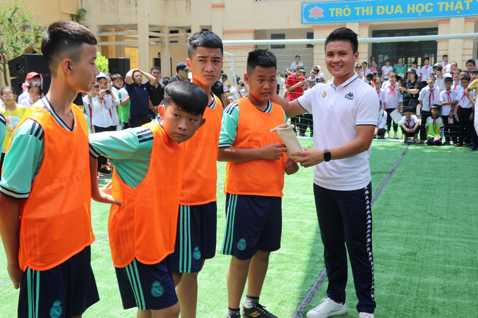 ...cũng như tặng quà cho các học sinh tham gia trò chơi tại buổi giao lưu.