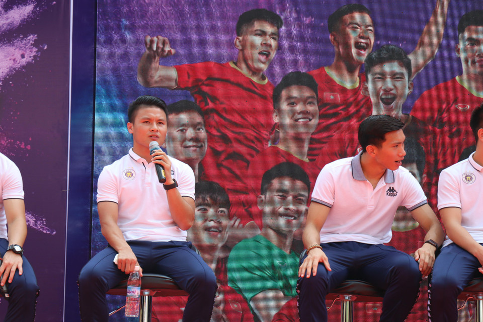 Tại buổi giao lưu, Quanng Hải cùng các đồng đội đã có những chia sẻ đầy thú vị với các học sinh.