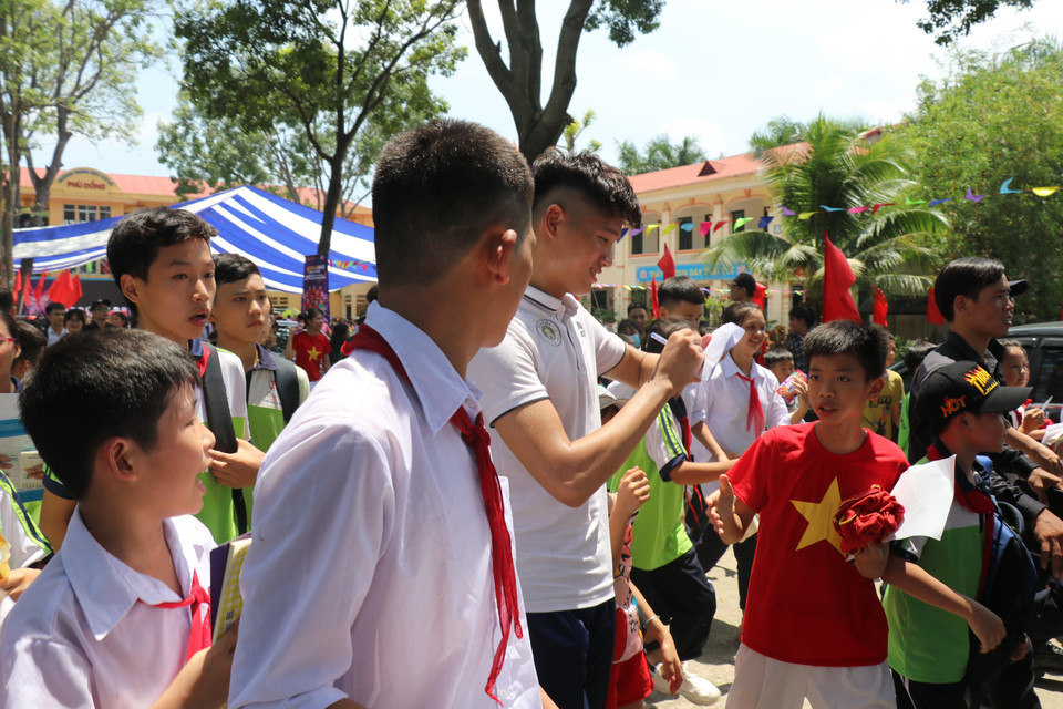 Phí Minh Long ký tặng fan nhí trước khi cùng đồng đội ra về.