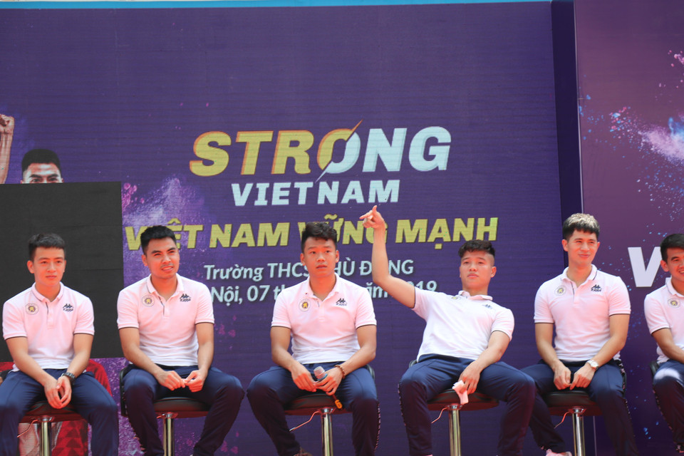 ...khi mọi con mắt khi đó đều hướng về Nguyễn Thành Chung trước câu đố ai là người khi xa gia đình để ăn tập với đội trẻ vẫn còn 'tè dầm' của MC Minh Hải.