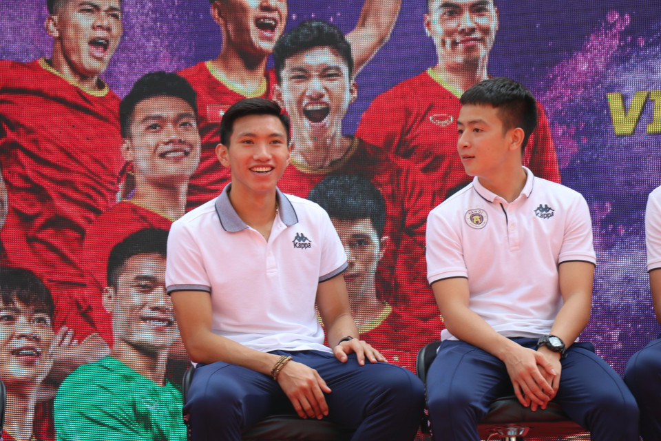 Trong khi đó, Đoàn Văn Hậu, cầu thủ vừa gia nhập CLB SC Heerenveen, còn hài hước khi tiết lộ rằng không chỉ anh và Thành Chung mà tất cả đồng đội có mặt tại đây đều từng "tè dầm" khi còn ở đội trẻ.