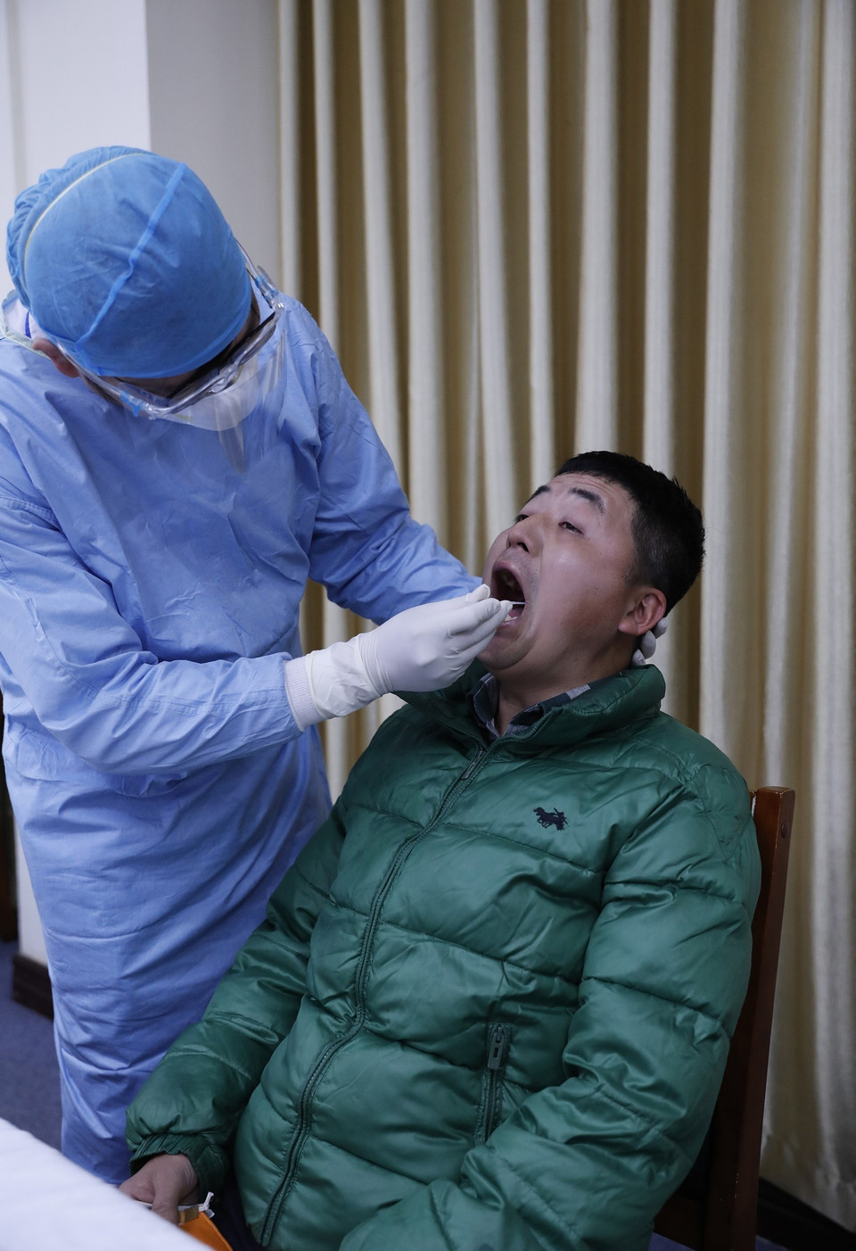 Nhân viên y tế lẫy mẫu xét nghiệm virus SARS-CoV-2 cho các phóng viên, biên tập, kỹ thuật viên các cơ quan thông tấn, báo chí. (Ảnh: Dương Giang/TTXVN)