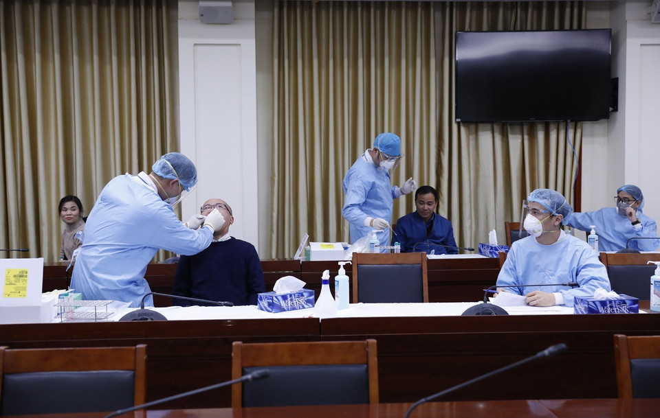 Nhân viên y tế lẫy mẫu xét nghiệm virus SARS-CoV-2 cho các phóng viên, biên tập, kỹ thuật viên các cơ quan thông tấn, báo chí. (Ảnh: Dương Giang/TTXVN)