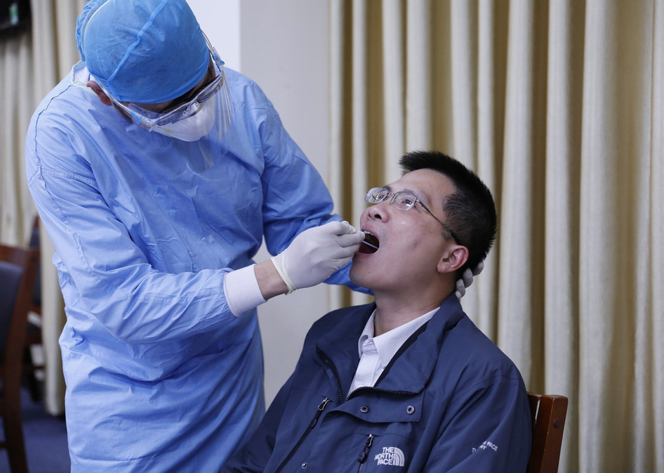 Nhân viên y tế lẫy mẫu xét nghiệm virus SARS-CoV-2 cho các phóng viên, biên tập, kỹ thuật viên các cơ quan thông tấn, báo chí. (Ảnh: Dương Giang/TTXVN)