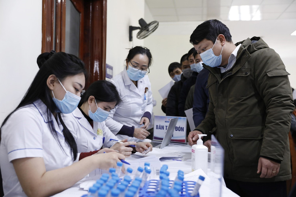 Phóng viên làm thủ tục lẫy mẫu xét nghiệm virus SARS-CoV-2. (Ảnh: Dương Giang/TTXVN)