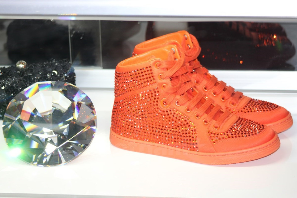 Gian hàng trưng bày mẫu giày vải sợi gắn đá phát sáng. (Ảnh: Hùng Võ/Vietnam+)