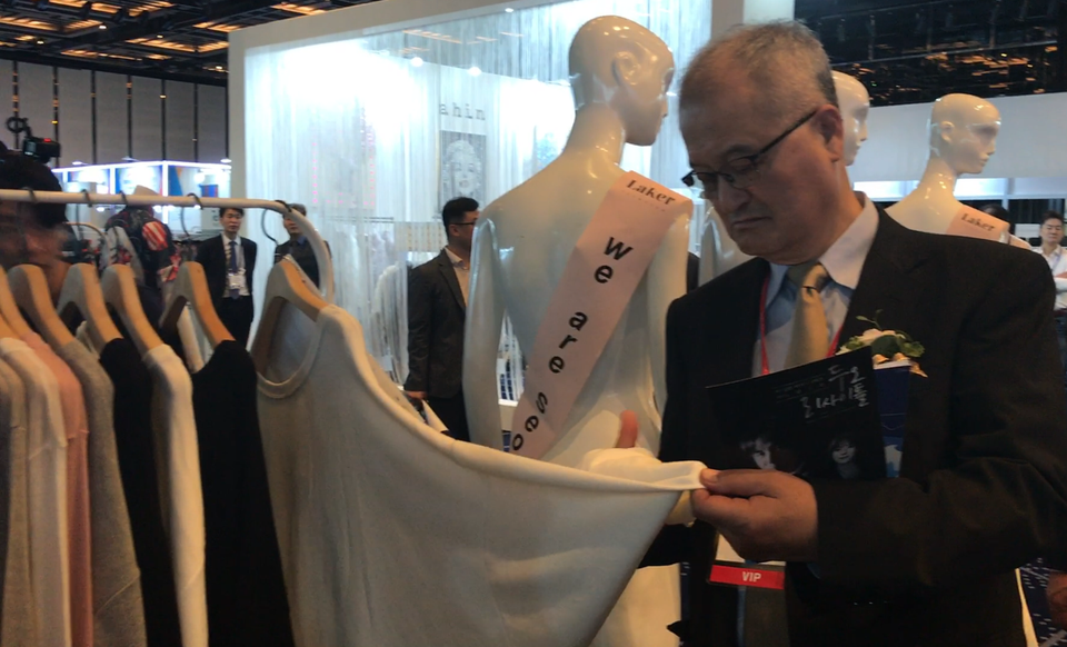 Các mẫu quần áo hút mồ hôi, làm ấm cơ thể vào mùa đông. (Ảnh: Hùng Võ/Vietnam+)