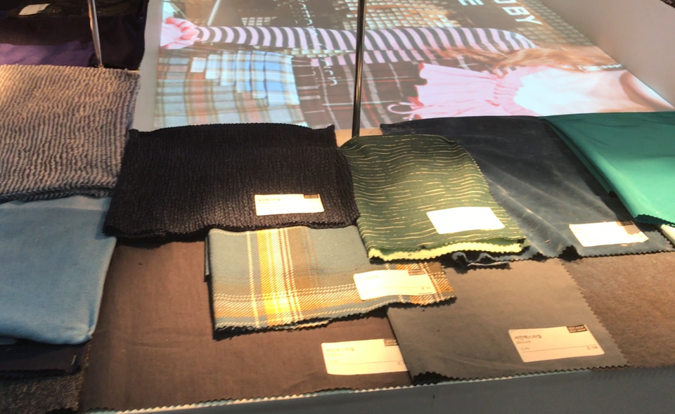 Gian hàng trưng bày các loại vải làm từ nguyên liệu gỗ. (Ảnh: Hùng Võ/Vietnam+)