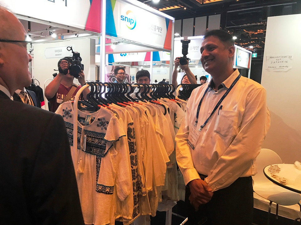 Gian hàng dệt may của doanh nghiệp Ấn Độ. (Ảnh: Hùng Võ/Vietnam+)