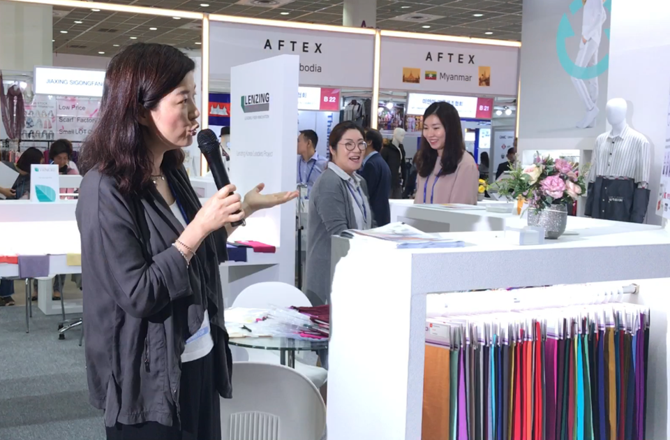 Các sản phẩm vải làm từ nguyên liệu gỗ. (Ảnh: Hùng Võ/Vietnam+)