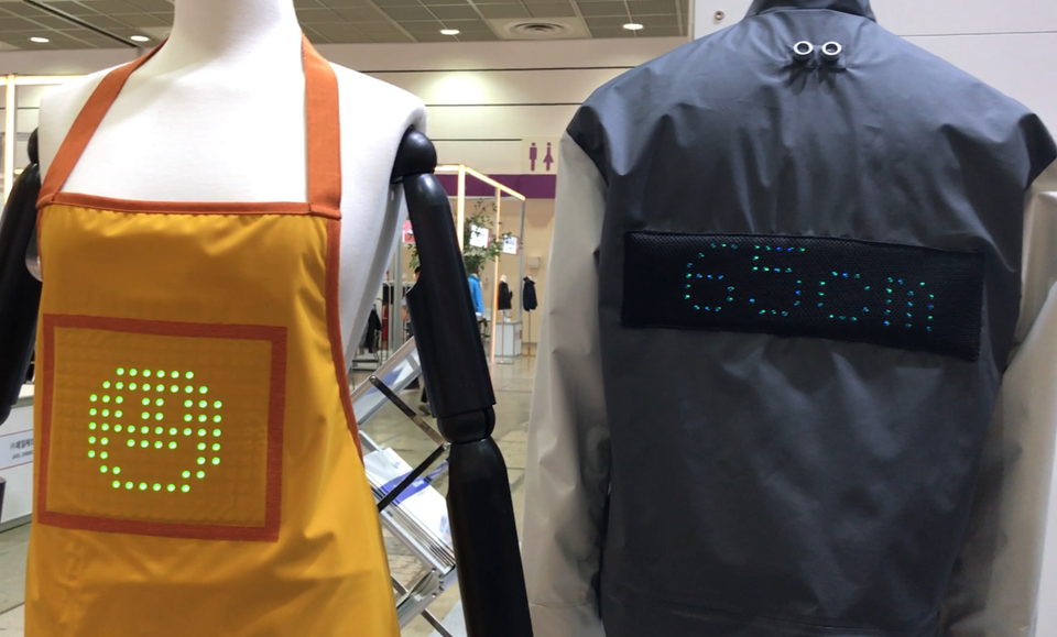  Những bộ đồ có gắn thiết bị đo huyết áp của người già. (Ảnh: Hùng Võ/Vietnam+)