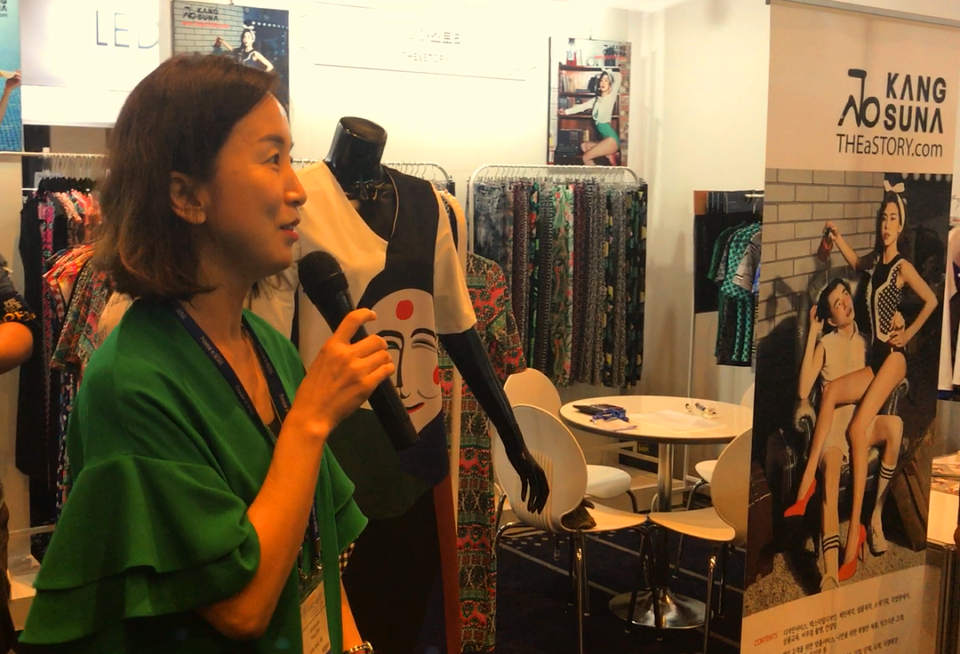 Gian hàng trưng bày các mẫu đồ thời trang của doanh nghiệp Hàn Quốc. (Ảnh: Hùng Võ/Vietnam+)