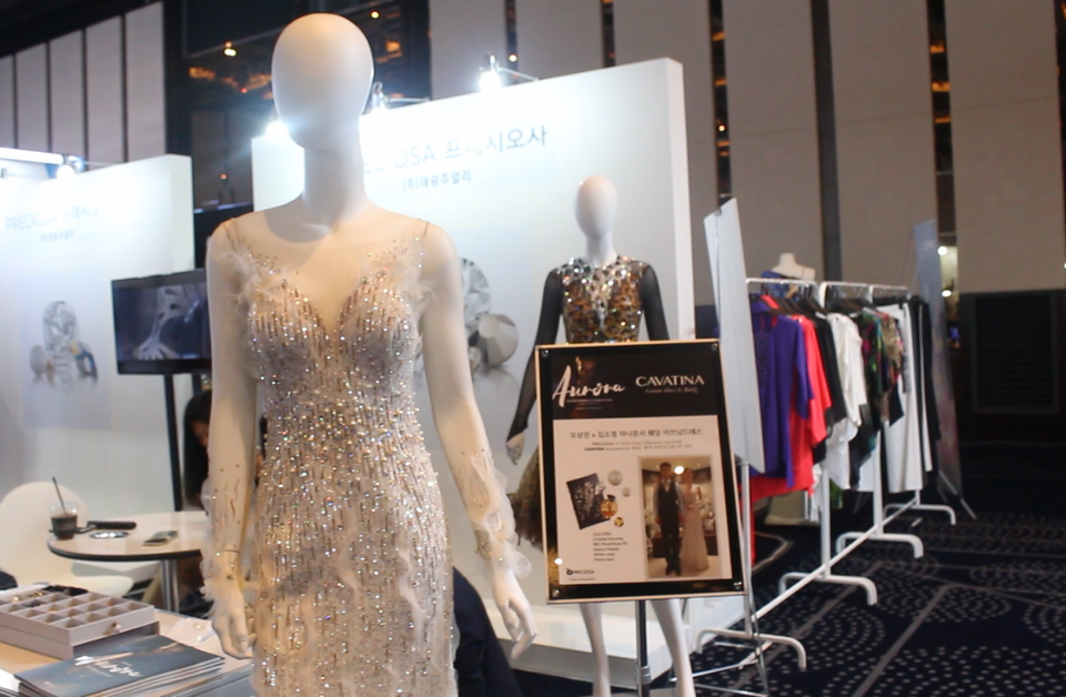  Hơn 650 gian hàng sản phẩm, nguyên liệu, phụ kiện ngành dệt may được trưng bày tại Hội chợ triển lãm dệt may quốc tế lần thứ 17, diễn ra tại Seoul, Hàn Quốc. (Ảnh: Hùng Võ/Vietnam+)