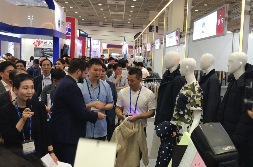  Tham dự triển lãm dệt may quốc tế tại Seoul, Hàn Quốc có 388 công ty trong và ngoài nước.(Ảnh: Hùng Võ/Vietnam+)