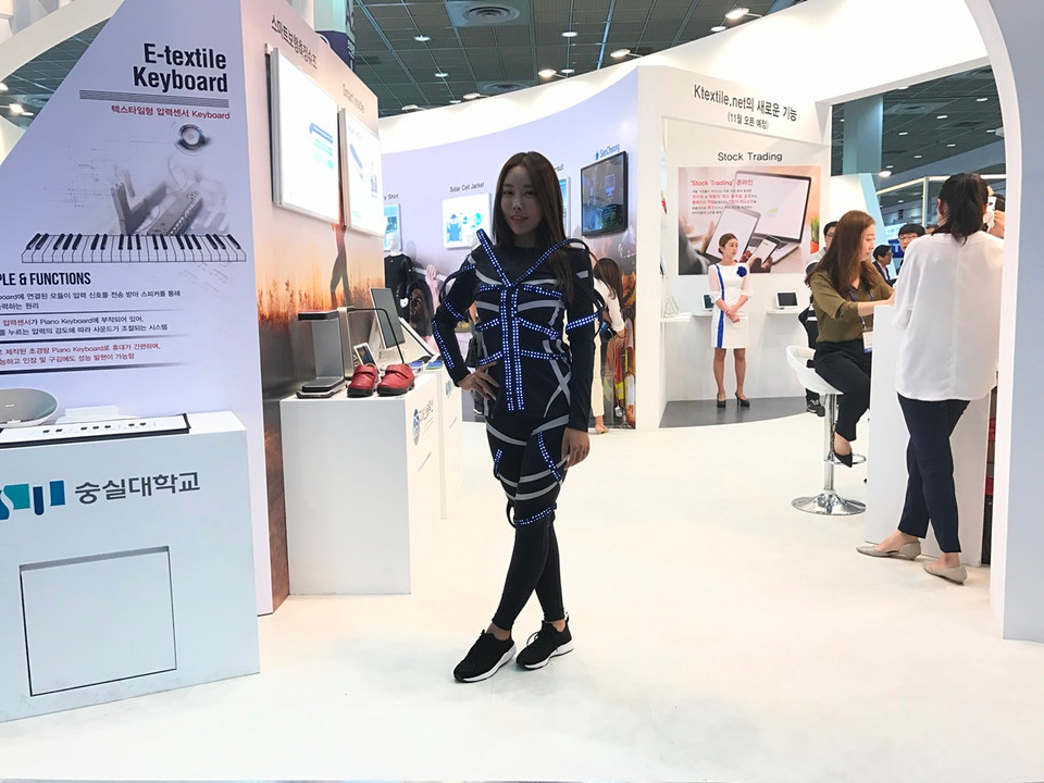 Mẫu quần áo có phụ kiện phát sáng. (Ảnh: Hùng Võ/Vietnam+)