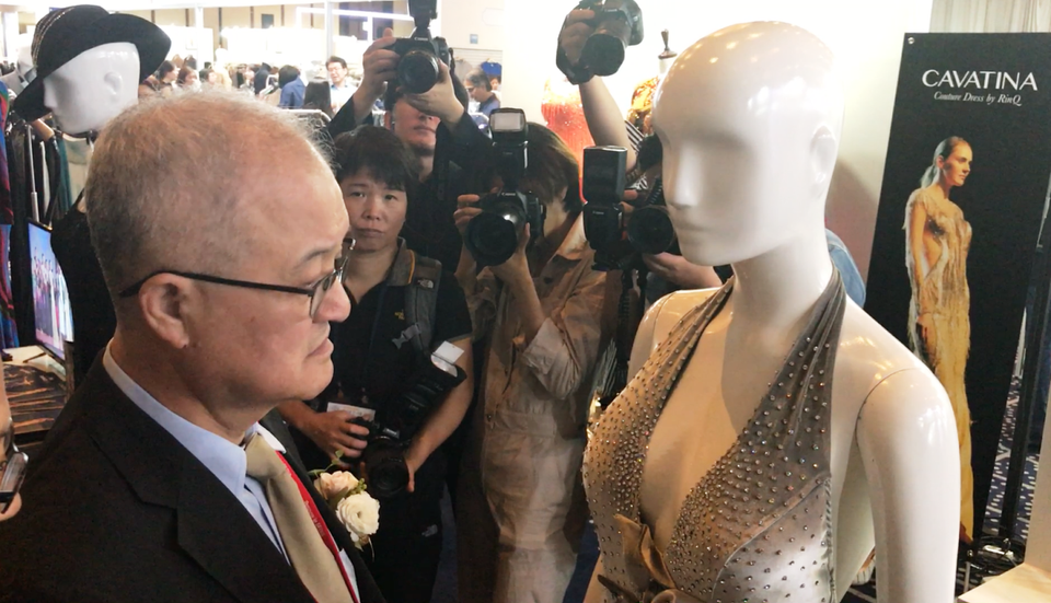 Mẫu váy cao cấp có gắn hàng ngàn hạt đá tinh tế. (Ảnh: Hùng Võ/Vietnam+)