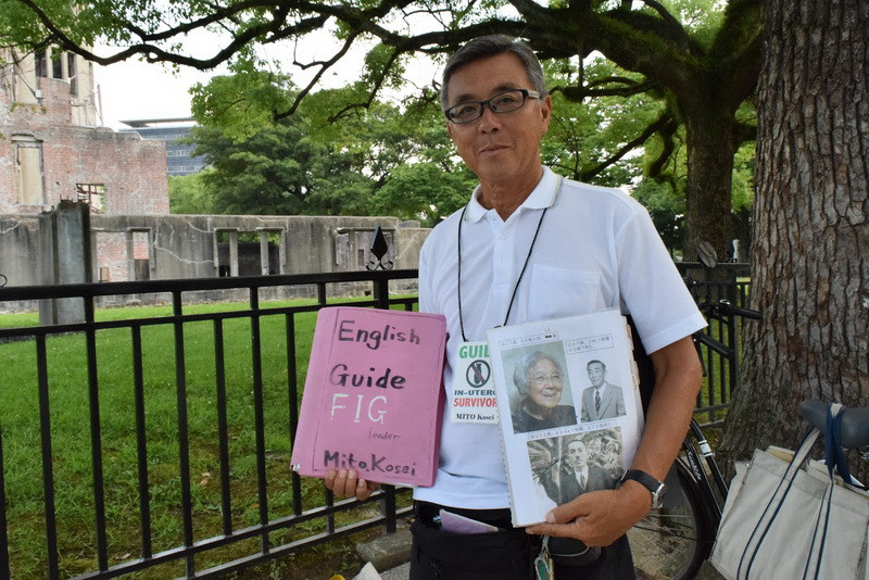 Ông Kosei Mito đang làm hướng dẫn viên tình nguyện tại Hiroshima. (Ảnh: Nguyễn Tuyến/Vietnam+)