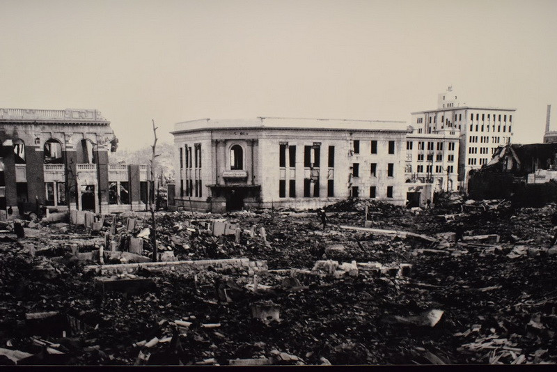 Thành phố hoàn toàn bị phá hủy. (Ảnh: Nguyễn Tuyến/Vietnam+)