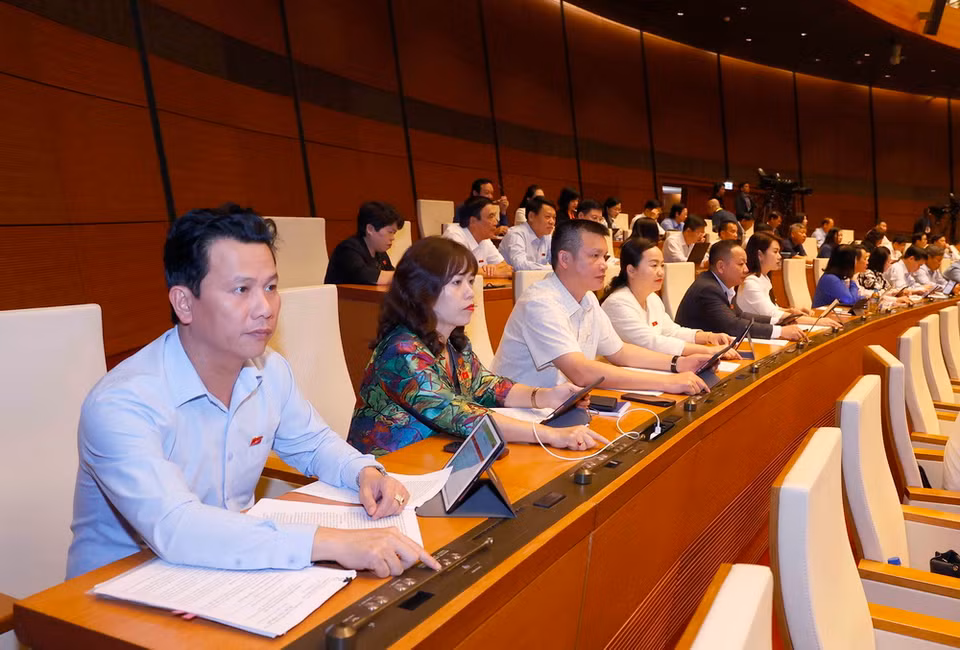 Đoàn đại biểu Quốc hội tỉnh Hà Giang biểu quyết thông qua Luật Nhà ở (sửa đổi). (Ảnh: Doãn Tấn/TTXVN)