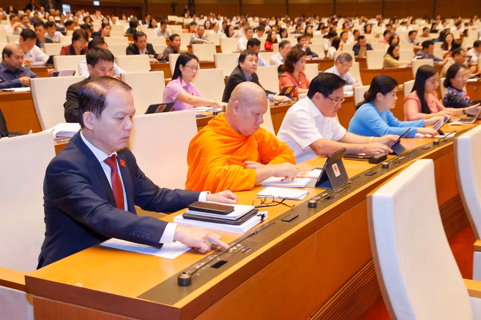 Đoàn đại biểu Quốc hội tỉnh Sóc Trăng biểu quyết thông qua Luật Căn cước. (Ảnh: Doãn Tấn/TTXVN)