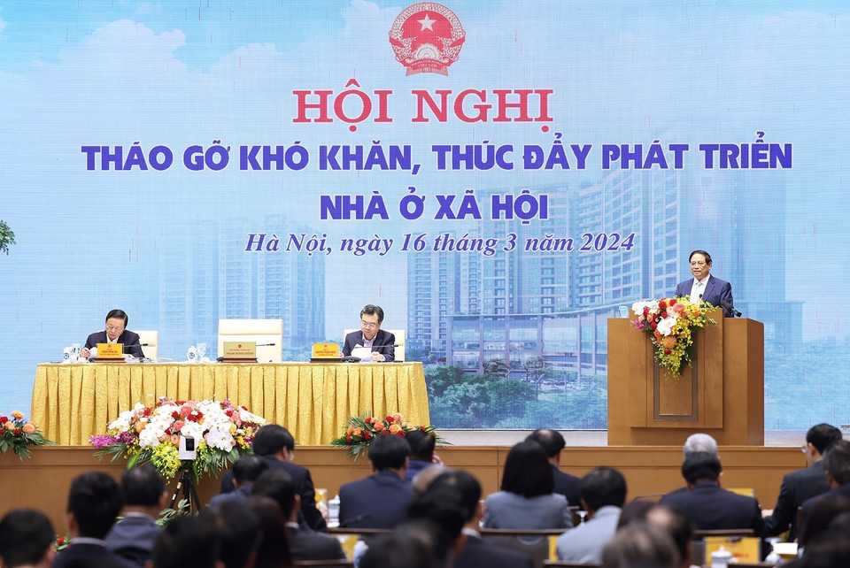 Thủ tướng Phạm Minh Chính chủ trì Hội nghị tháo gỡ khó khăn, thúc đẩy phát triển nhà ở xã hội. (Ảnh: Dương Giang/TTXVN)