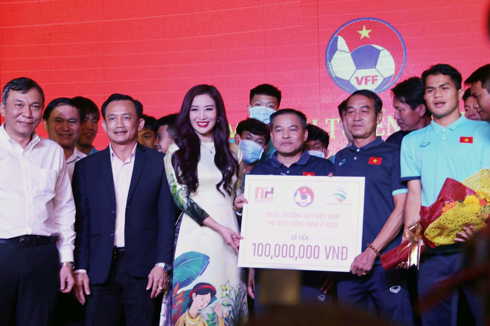 Đại diện các doanh nghiệp, nhà tài trợ trao thưởng cho đội U23 Việt Nam. (Ảnh: Thanh Vũ/TTXVN)