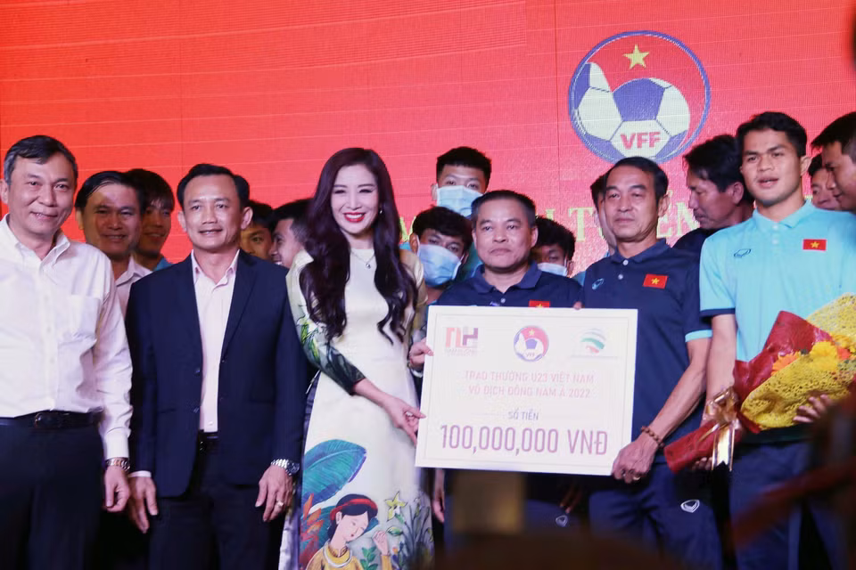 Đại diện các doanh nghiệp, nhà tài trợ trao thưởng cho đội U23 Việt Nam. (Ảnh: Thanh Vũ/TTXVN)