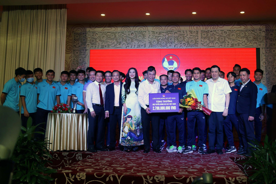 Quyền Chủ tịch Liên đoàn bóng đá Việt Nam Trần Quốc Tuấn trao thưởng cho đội U23 Việt Nam. (Ảnh: Thanh Vũ/TTXVN)