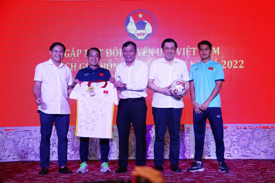 Huấn luyện viên đội U23 Việt Nam Đinh Thế Nam trao tặng chiếc áo và quả bóng có chữ ký của các tuyển thủ U23 Việt Nam, nhà vô địch Giải U23 Đông Nam Á 2022 cho lãnh đạo Liên đoàn bóng đá Việt Nam. (Ảnh: Thanh Vũ/TTXVN)