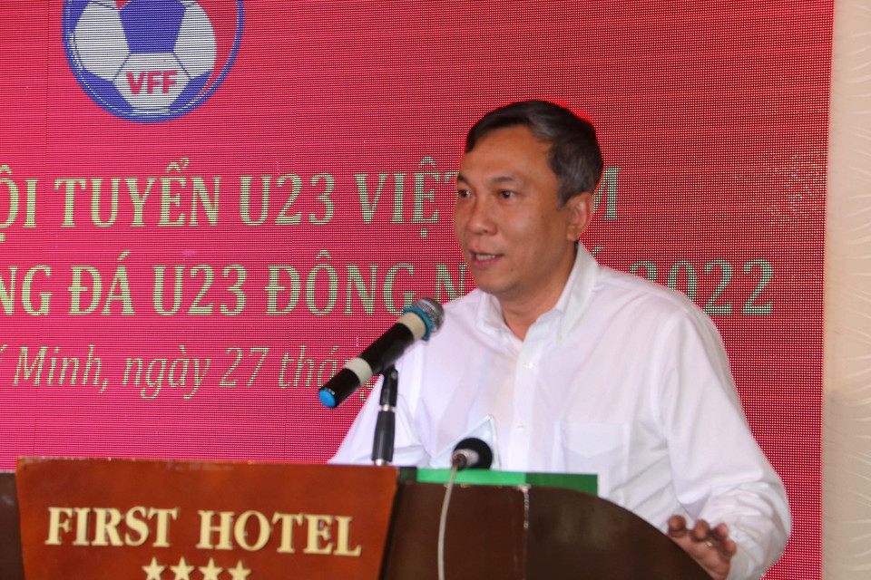 Quyền Chủ tịch Liên đoàn Bóng đá Việt Nam Trần Quốc Tuấn phát biểu chúc mừng thành tích đội tuyển U23 Việt Nam đoạt ngôi vô địch Giải U23 Đông Nam Á 2022. (Ảnh: Thanh Vũ/TTXVN)