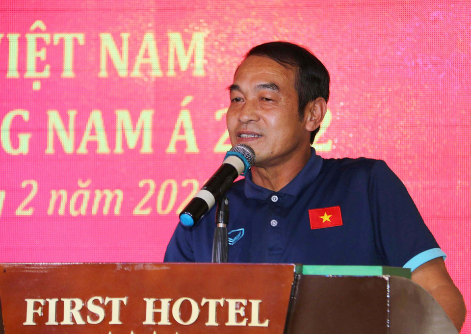Huấn luyện viên đội U23 Việt Nam Đinh Thế Nam phát biểu tại buổi gặp mặt. (Ảnh: Thanh Vũ/TTXVN)