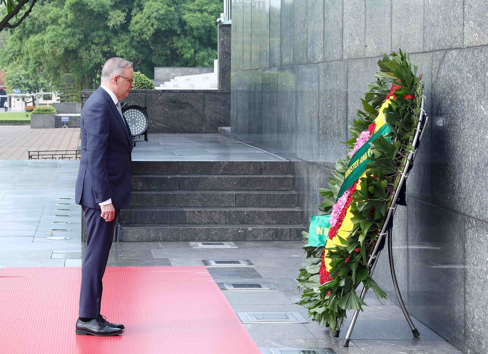 Thủ tướng Australia Anthony Albanese đến đặt vòng hoa và vào Lăng viếng Chủ tịch Hồ Chí Minh. (Ảnh: Phạm Kiên/TTXVN)