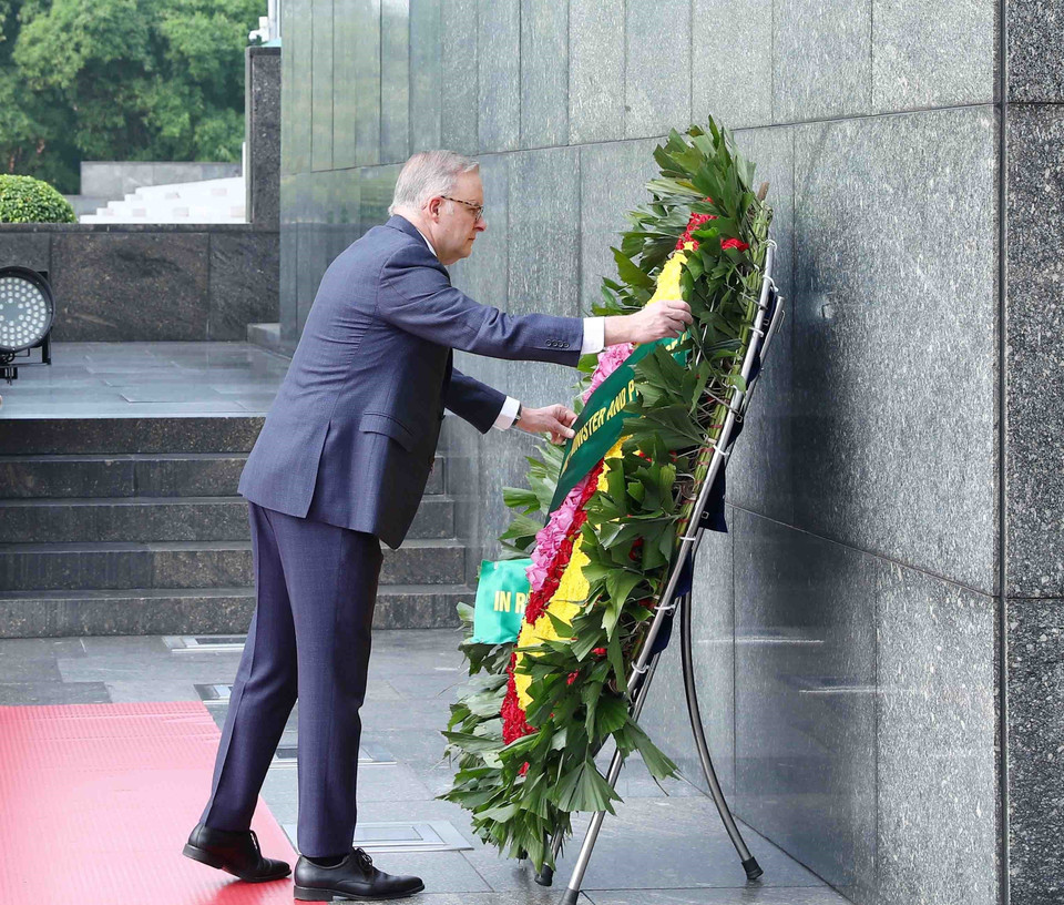 Thủ tướng Australia Anthony Albanese đến đặt vòng hoa và vào Lăng viếng Chủ tịch Hồ Chí Minh. (Ảnh: Phạm Kiên/TTXVN)
