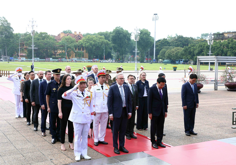 Thủ tướng Australia Anthony Albanese đến đặt vòng hoa và vào Lăng viếng Chủ tịch Hồ Chí Minh. (Ảnh: Phạm Kiên/TTXVN)